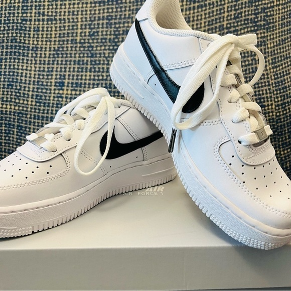 NIKE Kid's Unisex White/Teal Air Force 1's Custom Pokemon Snorlax Sneakers NWB - Picture 2 of 10